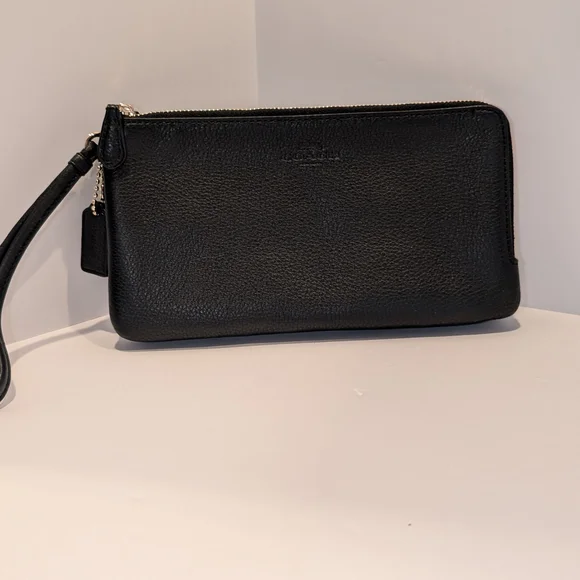 Coach Black Leather Wristlet with Double Gold Zipper - GUC - Picture 2 of 13